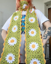 Load image into Gallery viewer, Daisy Scarf