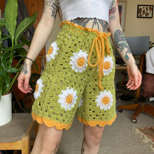 Load image into Gallery viewer, ⭐️SALE⭐️Green Daisy Shorts L
